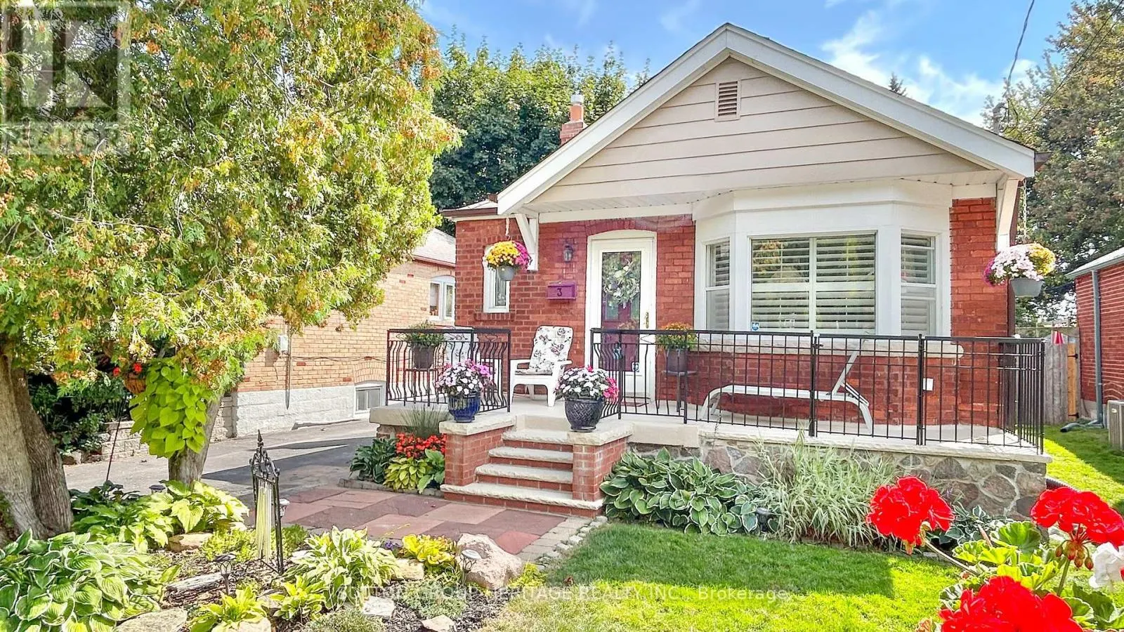 3 RHYDWEN AVENUE