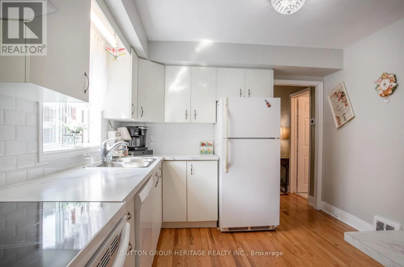 3 RHYDWEN AVENUE