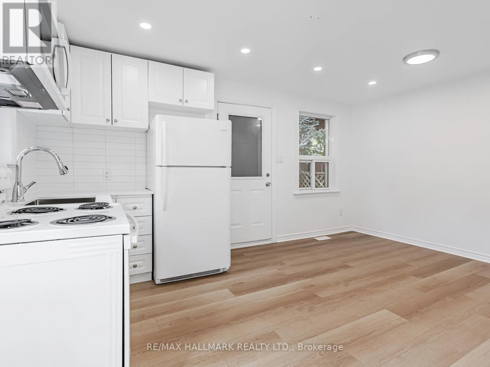 8 REDWOOD AVENUE
