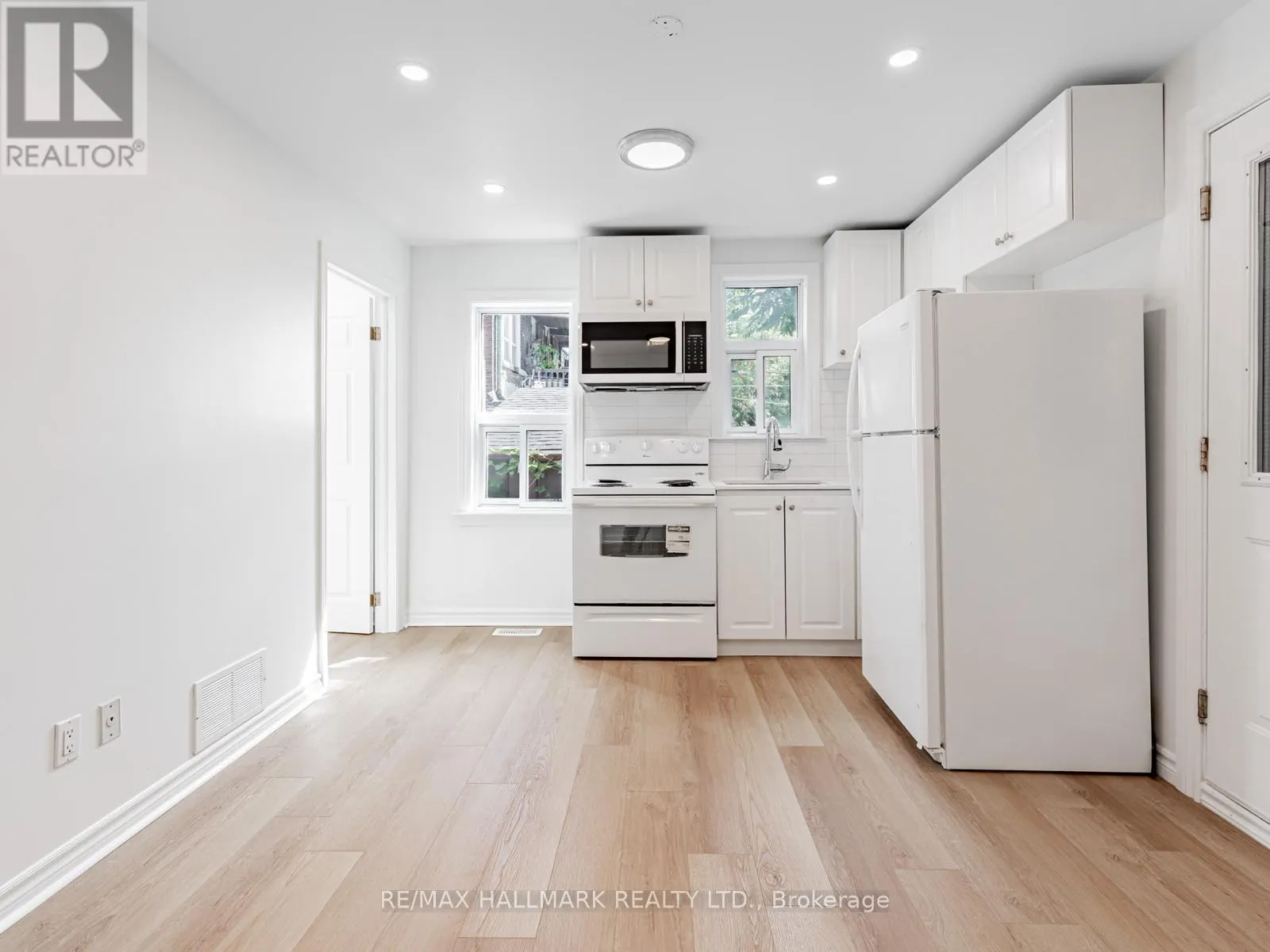 8 REDWOOD AVENUE