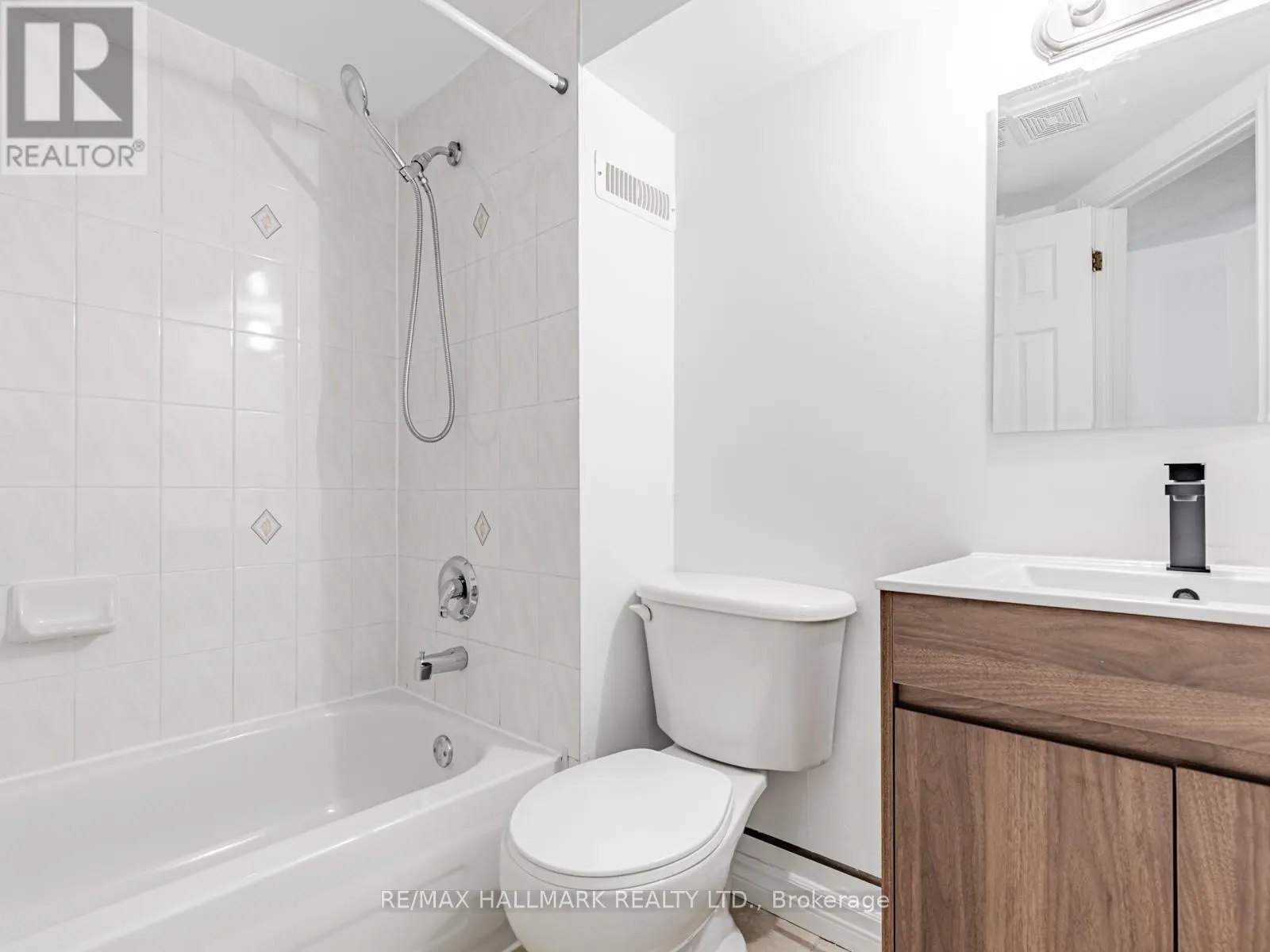 8 REDWOOD AVENUE