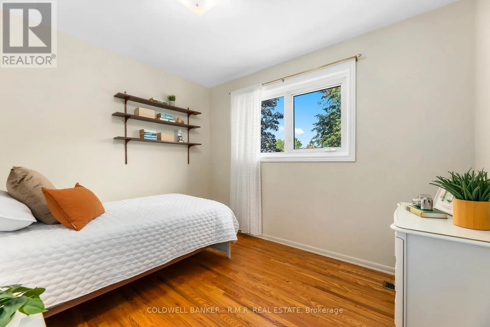 6 CARWIN CRESCENT
