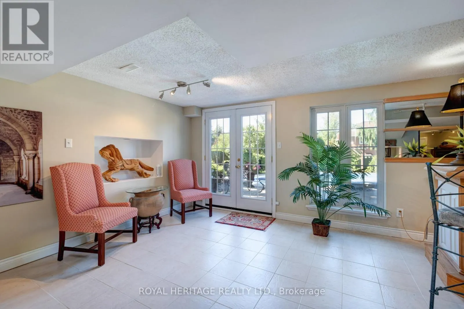 10 ANSTEAD CRESCENT