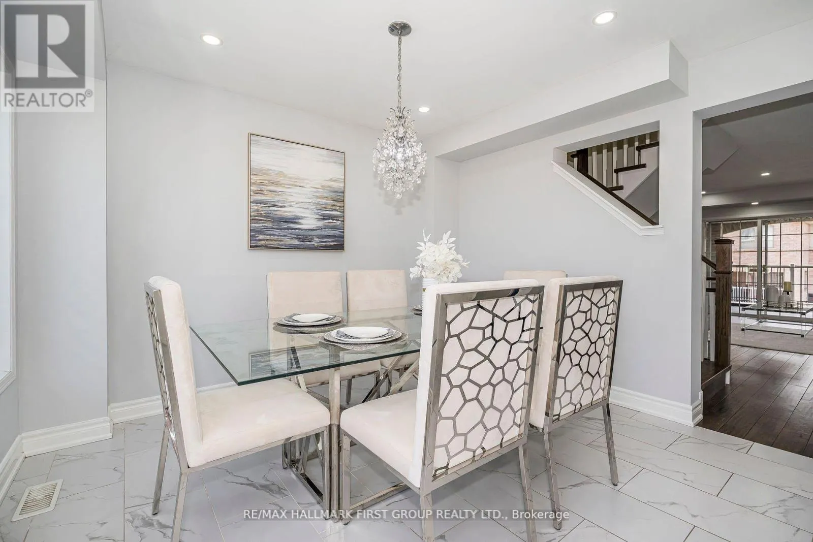 527 ROSSLAND ROAD E