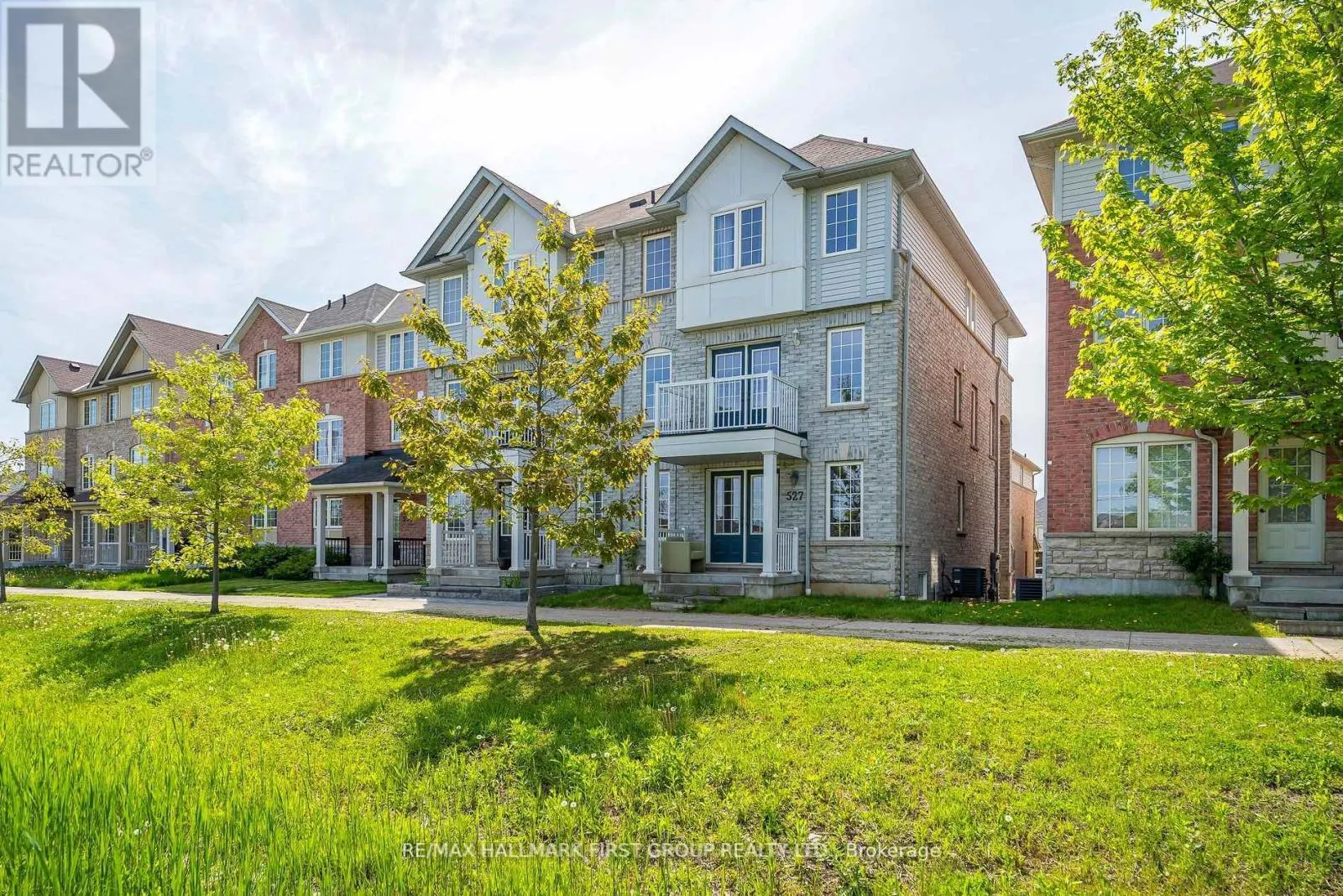 527 ROSSLAND ROAD E