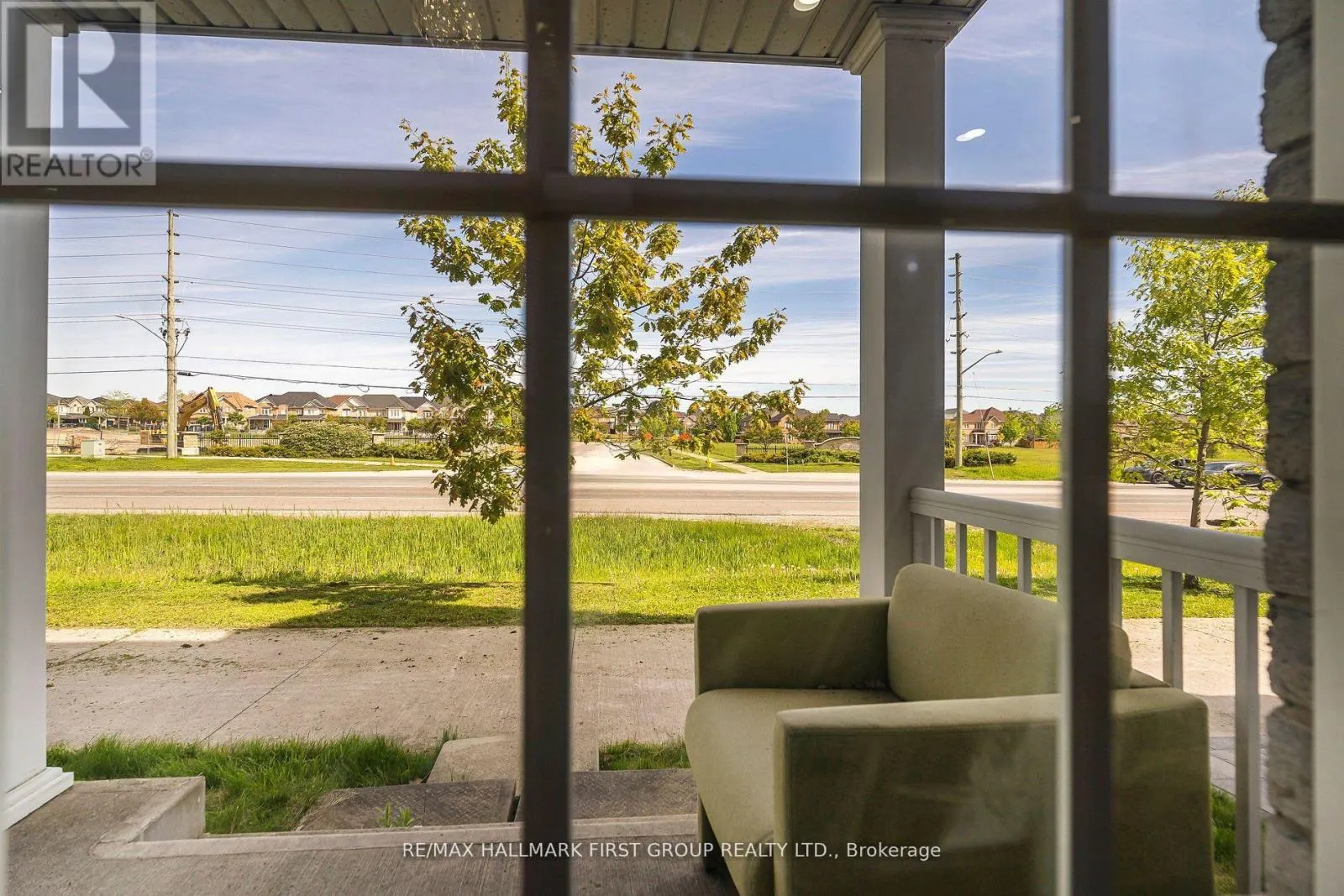 527 ROSSLAND ROAD E