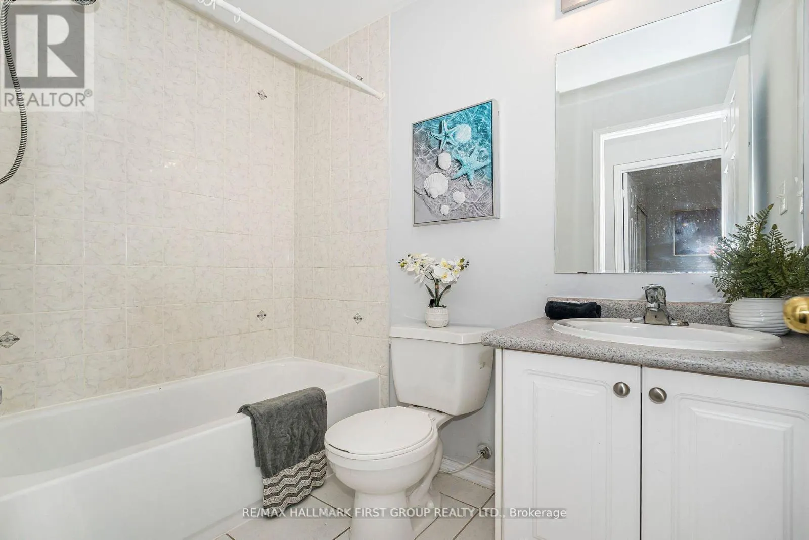 527 ROSSLAND ROAD E