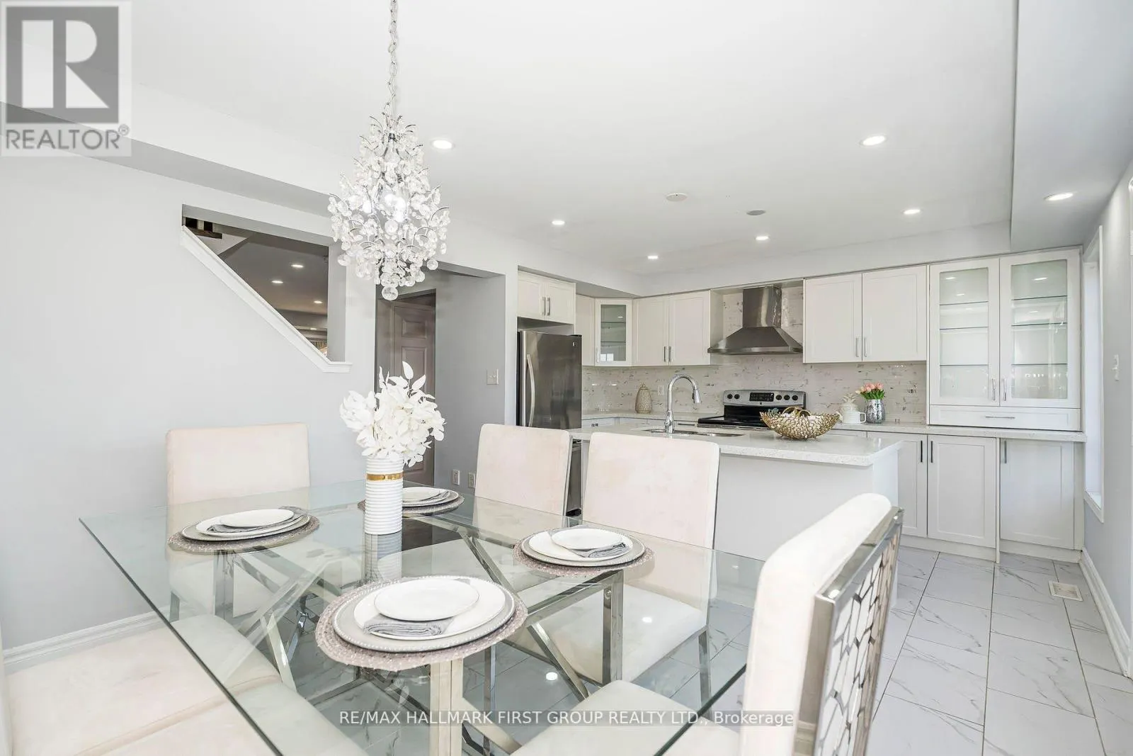 527 ROSSLAND ROAD E