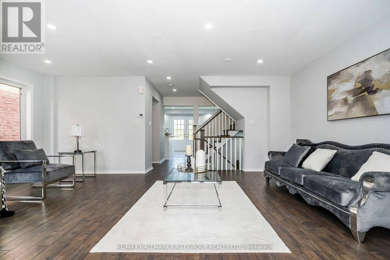 527 ROSSLAND ROAD E