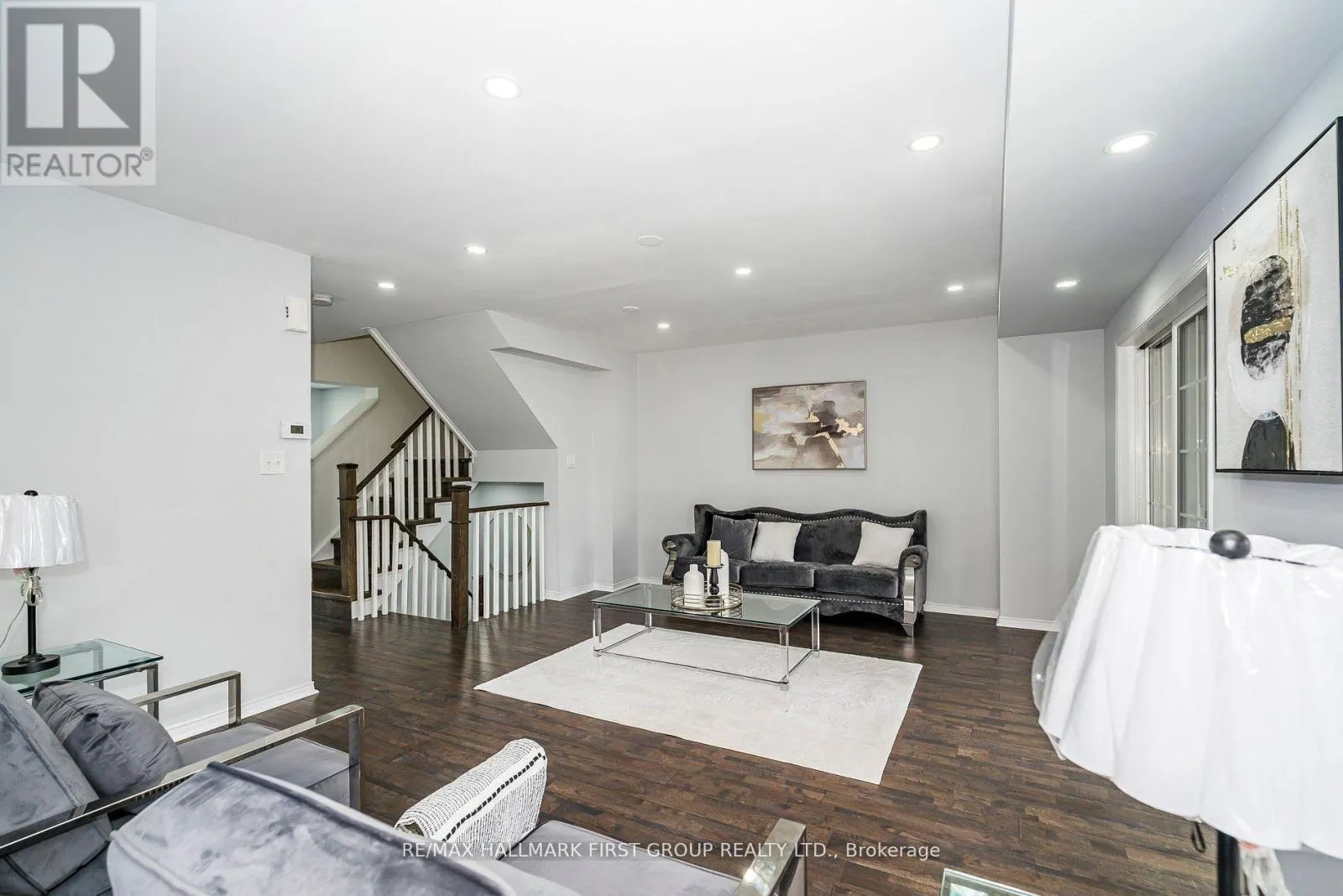 527 ROSSLAND ROAD E