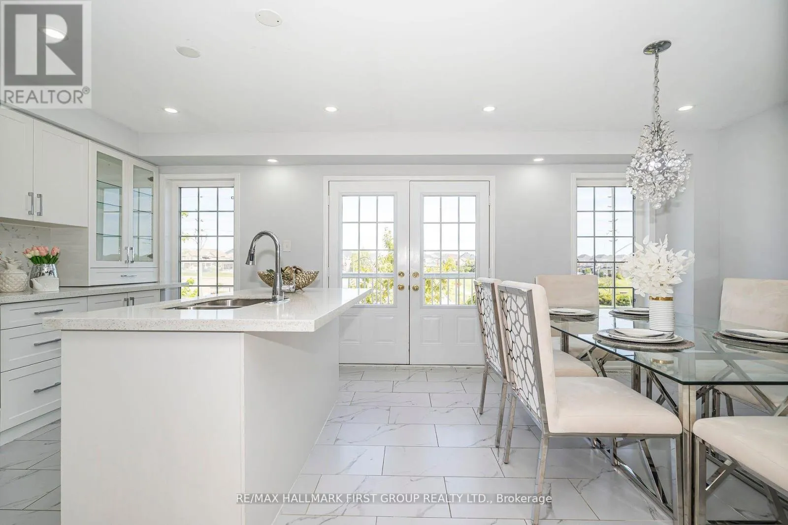 527 ROSSLAND ROAD E