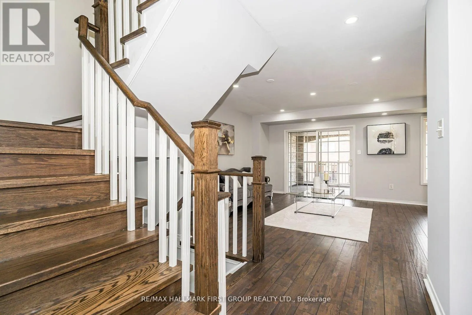 527 ROSSLAND ROAD E