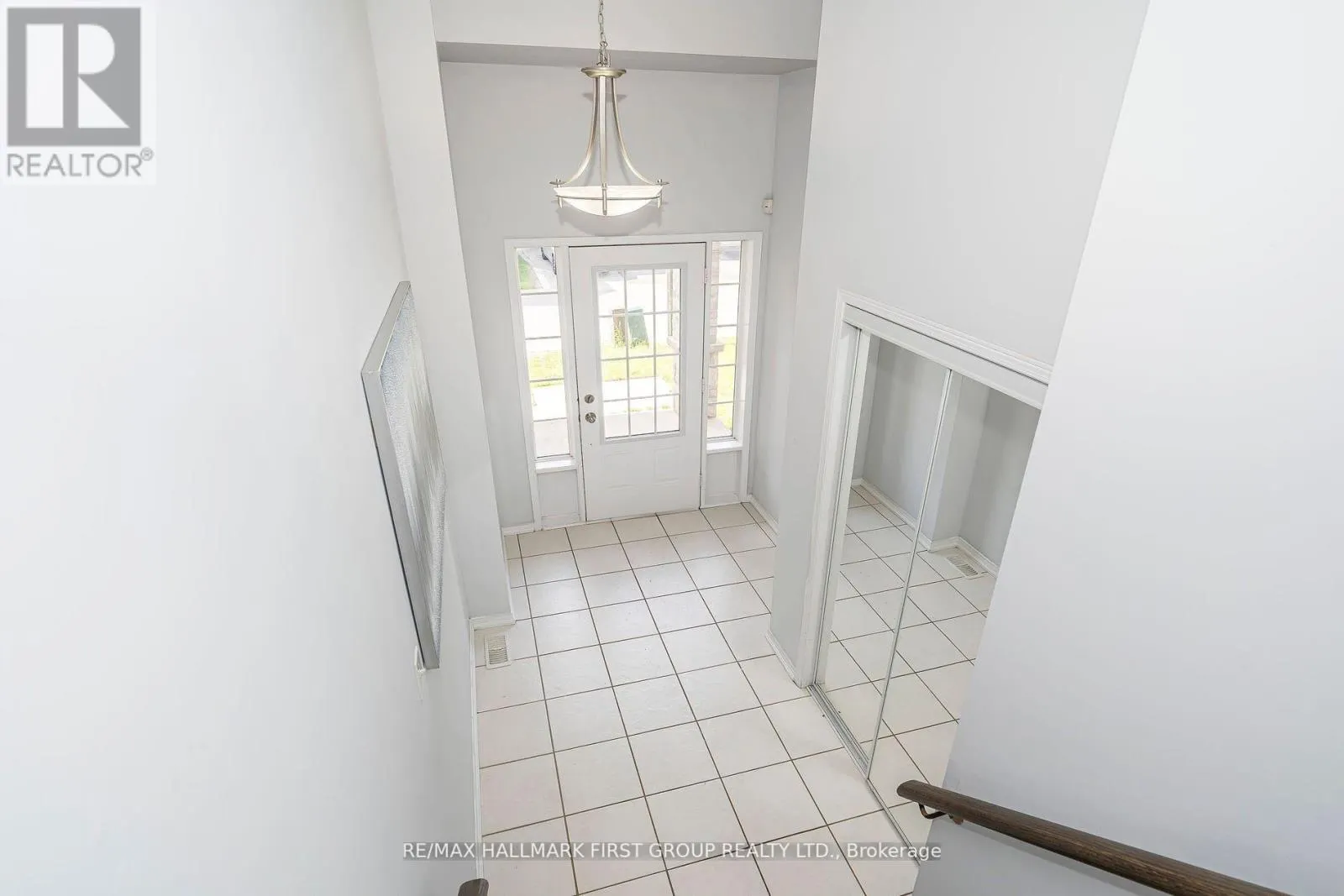 527 ROSSLAND ROAD E