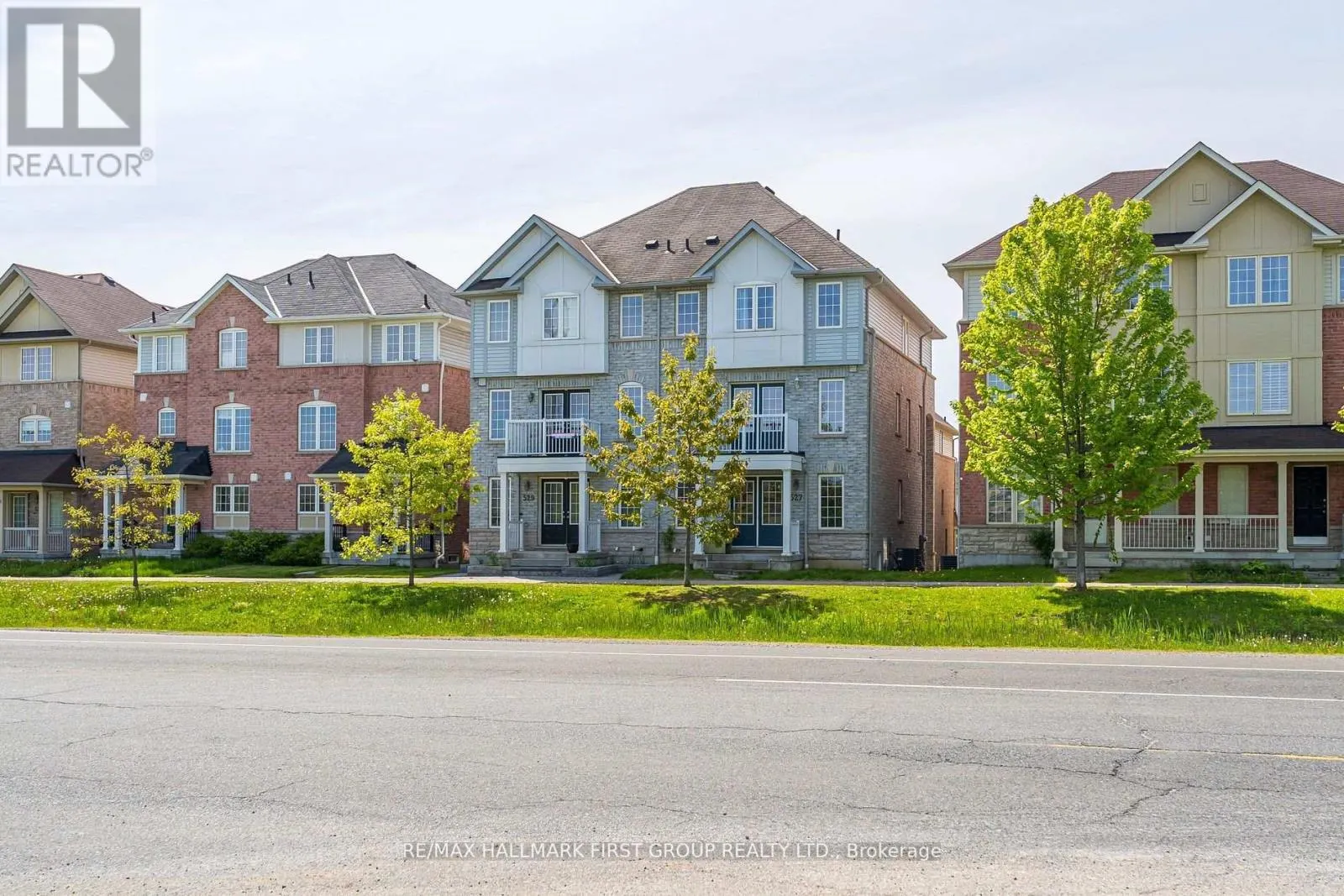 527 ROSSLAND ROAD E