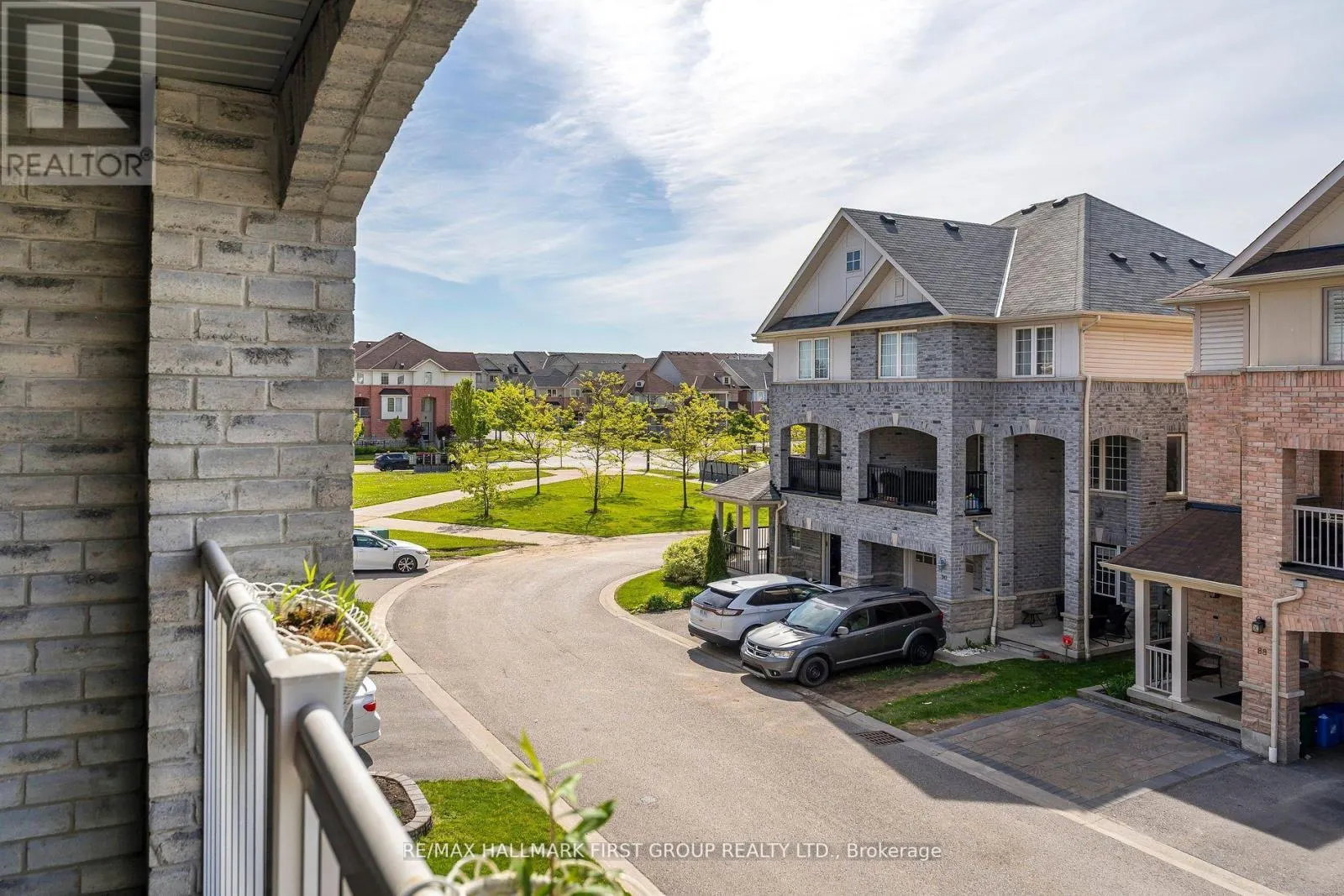 527 ROSSLAND ROAD E