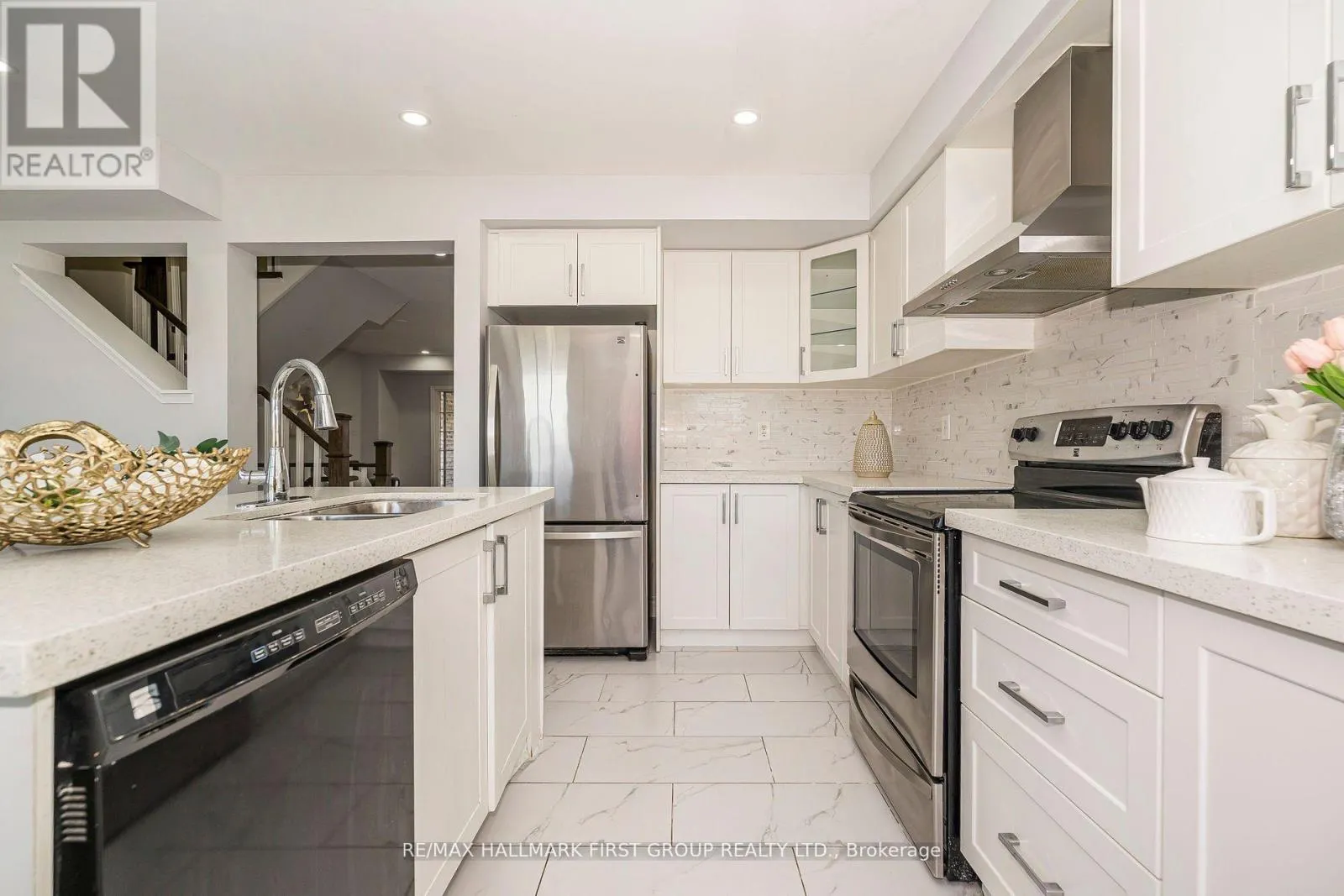 527 ROSSLAND ROAD E