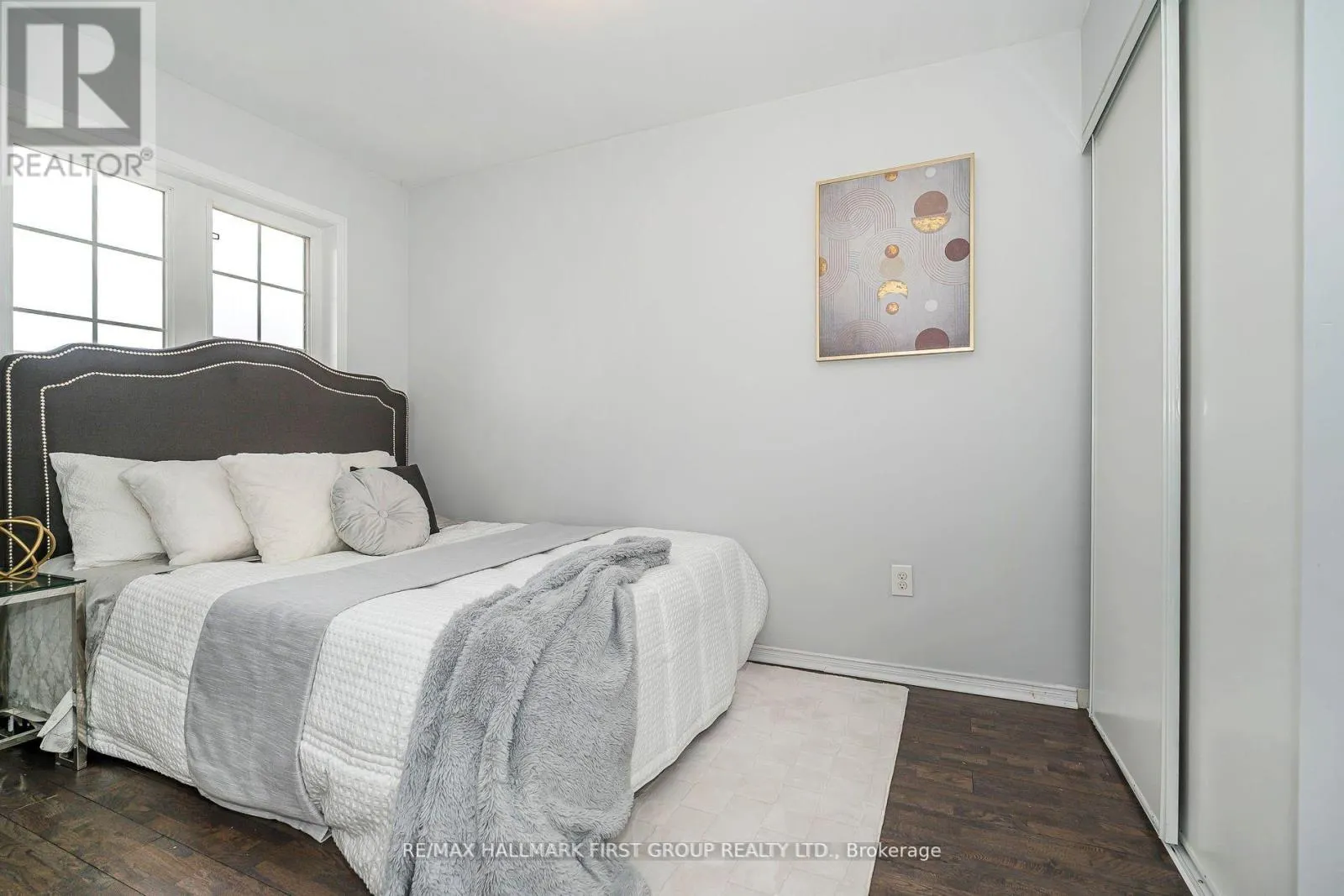 527 ROSSLAND ROAD E