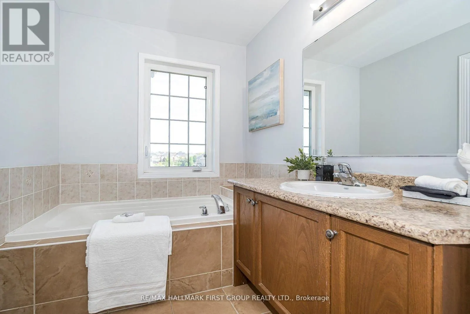 527 ROSSLAND ROAD E