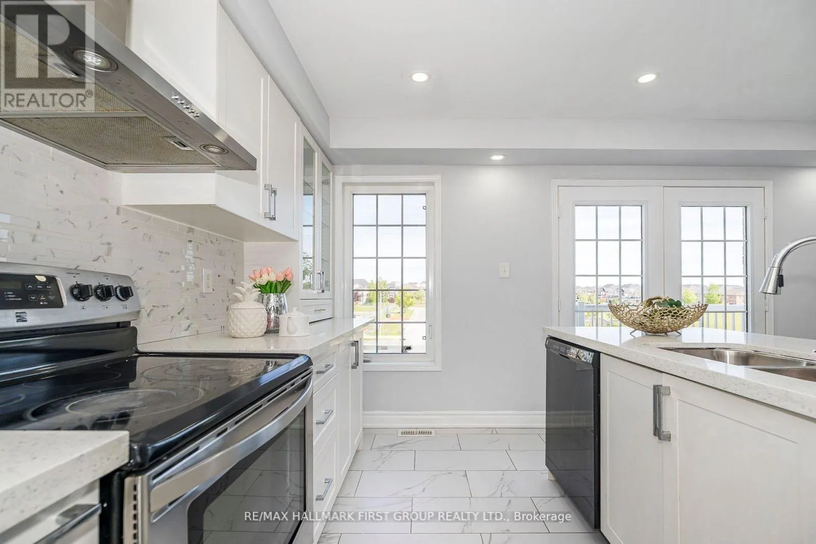527 ROSSLAND ROAD E