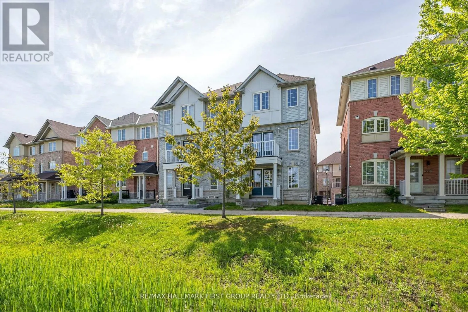 527 ROSSLAND ROAD E