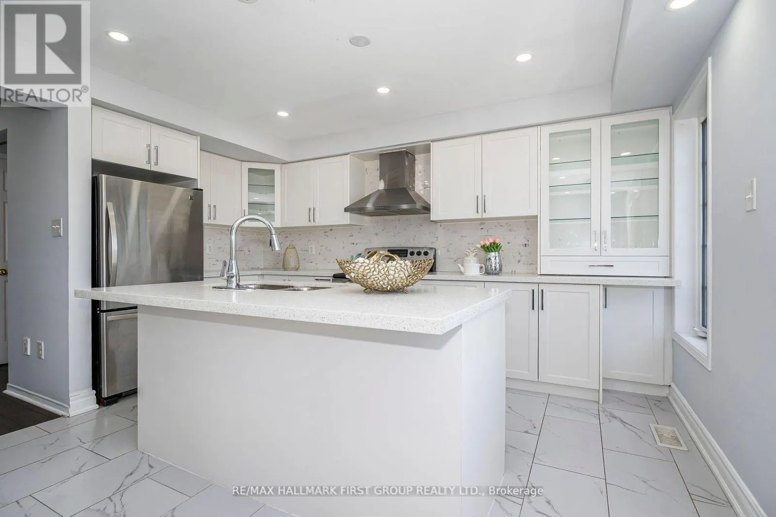527 ROSSLAND ROAD E