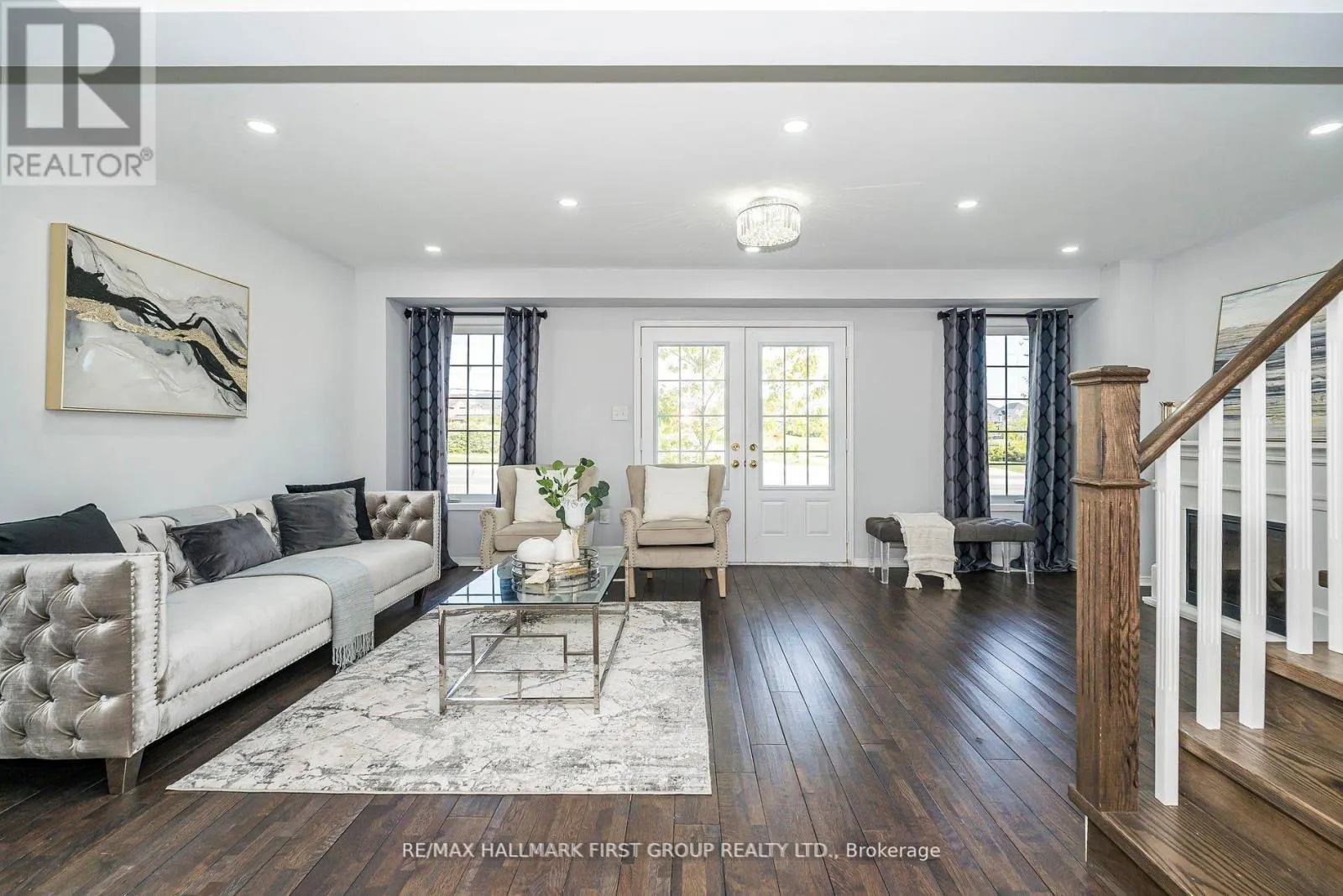 527 ROSSLAND ROAD E