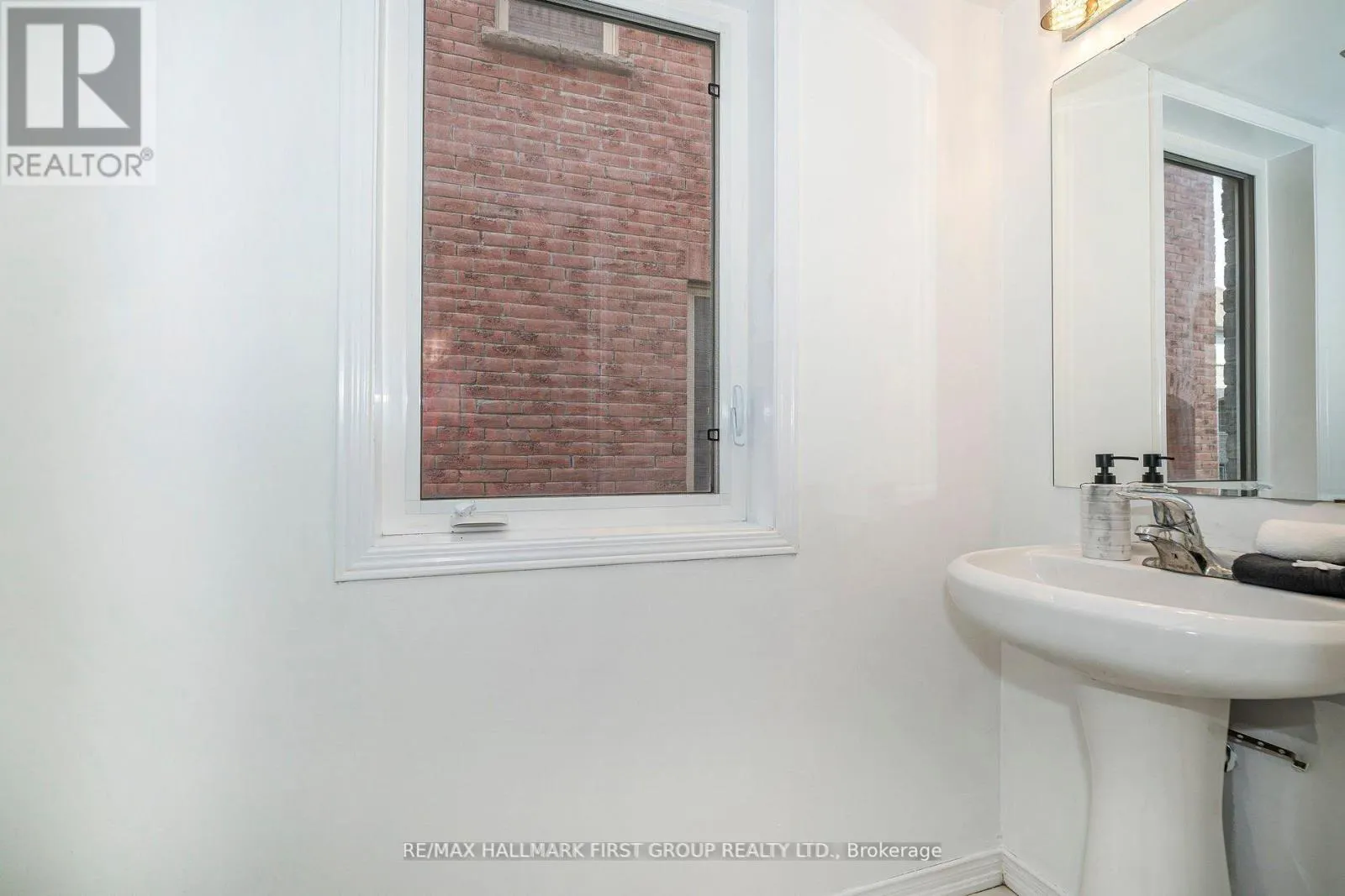 527 ROSSLAND ROAD E