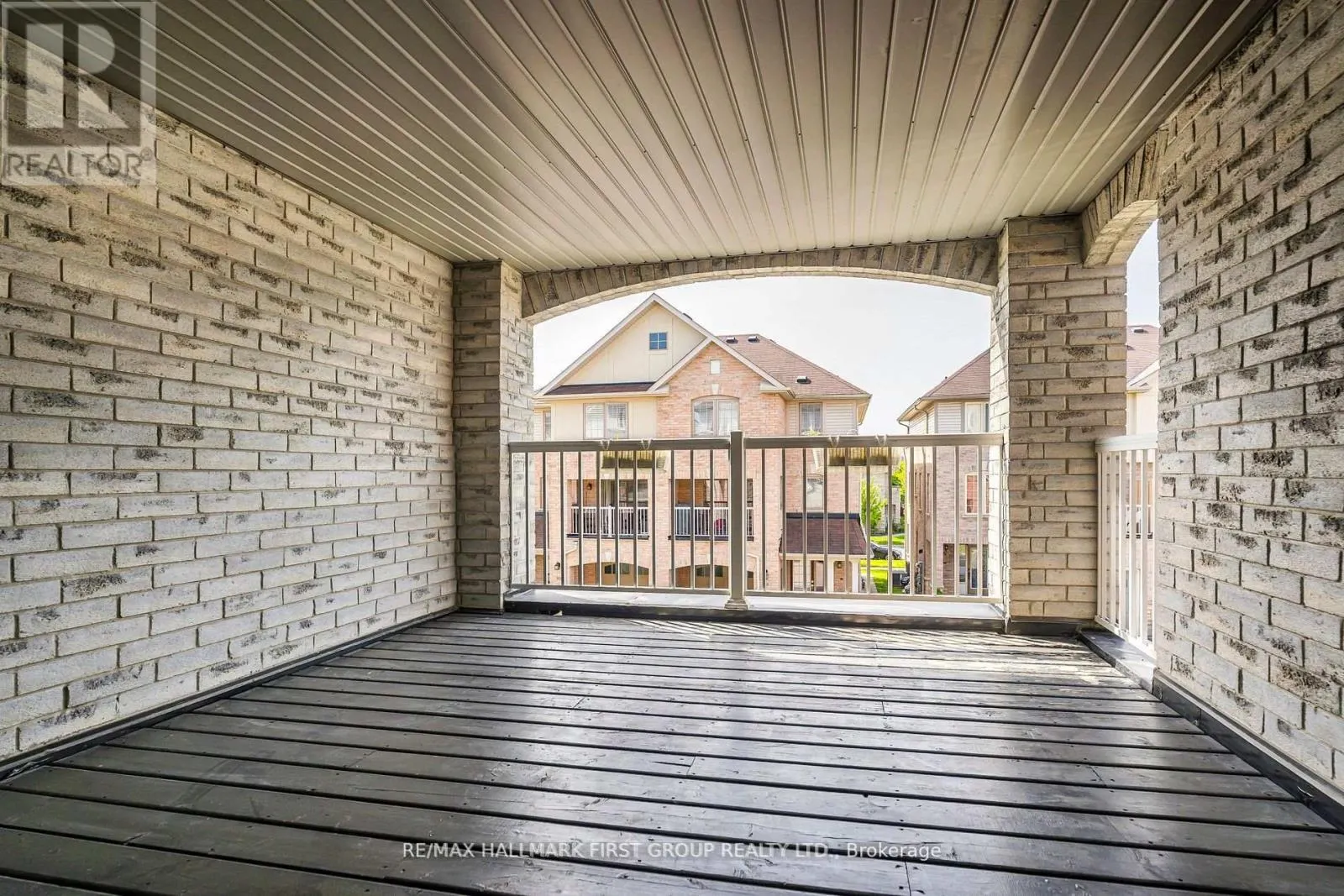 527 ROSSLAND ROAD E