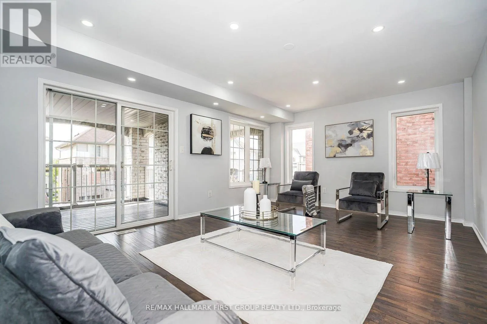 527 ROSSLAND ROAD E
