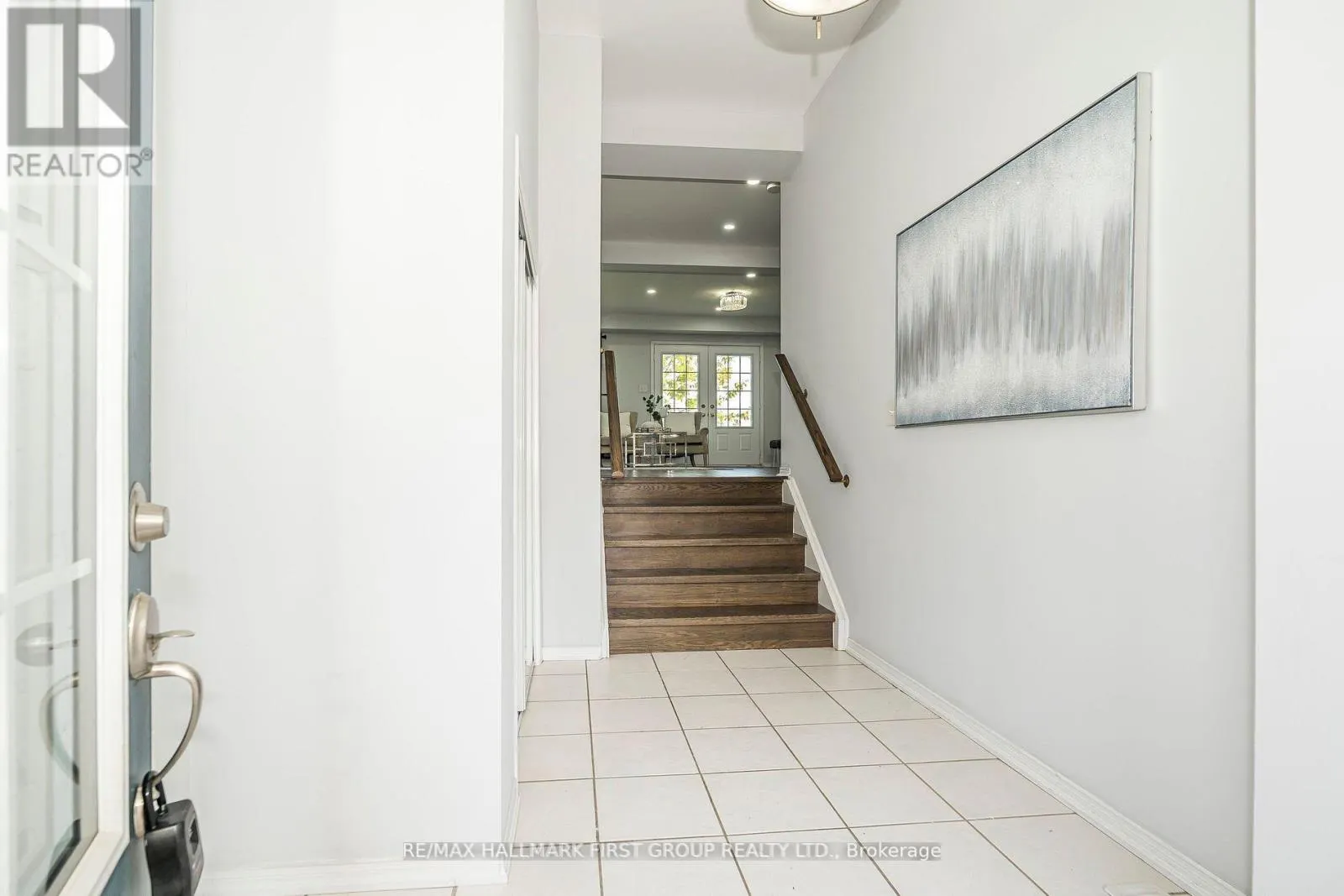 527 ROSSLAND ROAD E