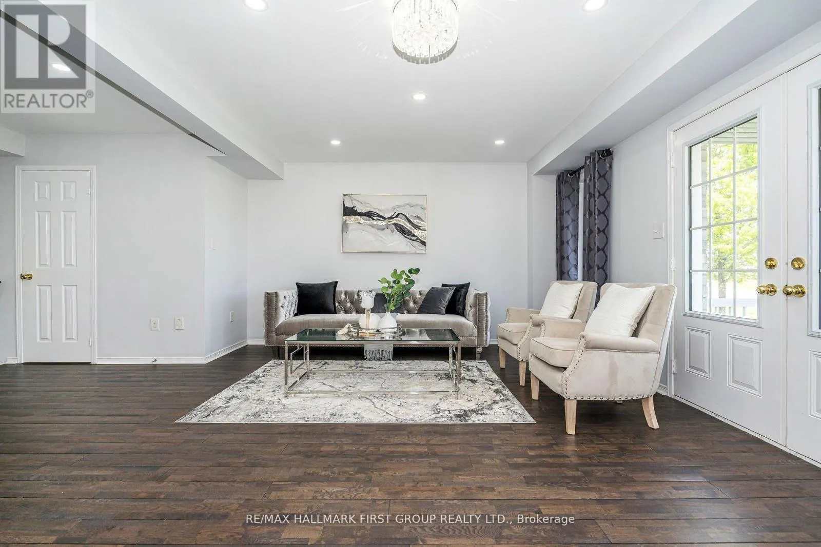 527 ROSSLAND ROAD E