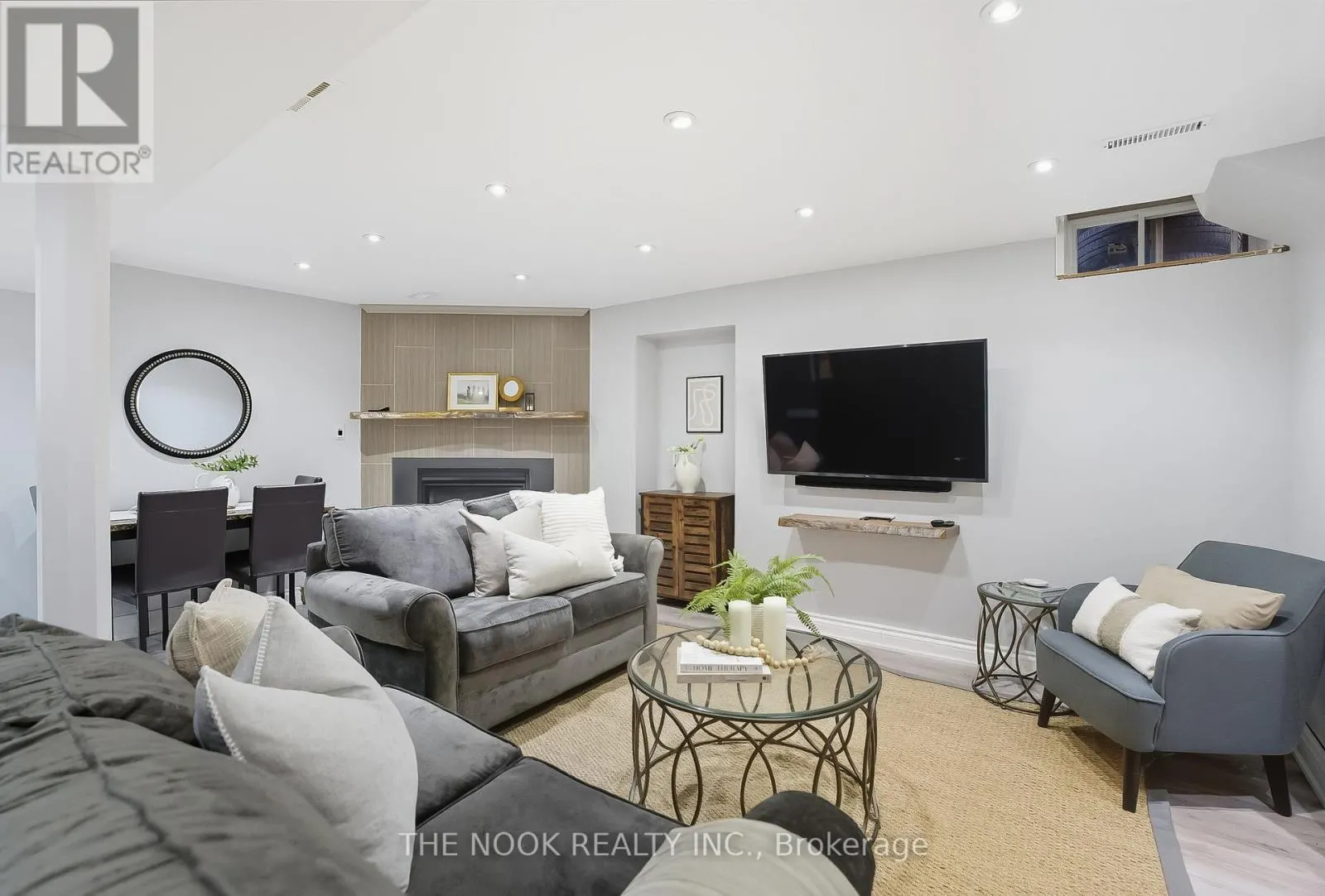 18 MOWAT COURT