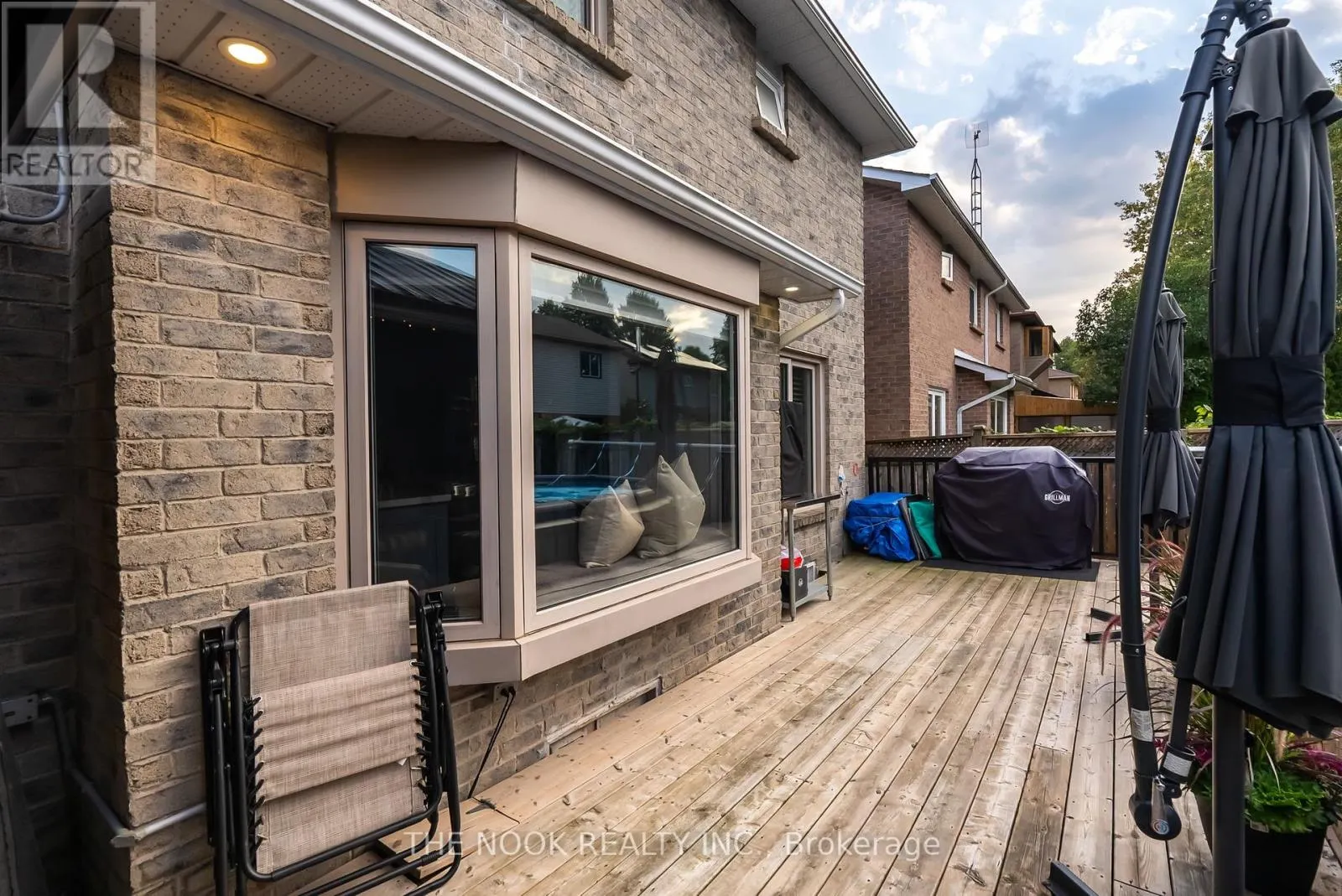18 MOWAT COURT
