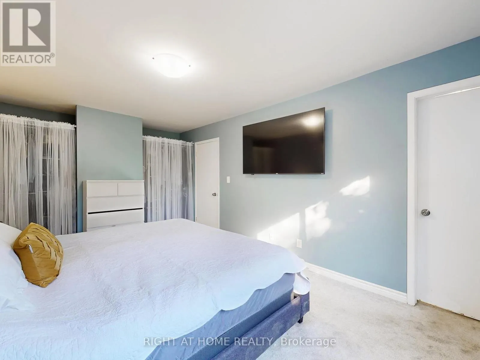 2 HETHERINGTON DRIVE