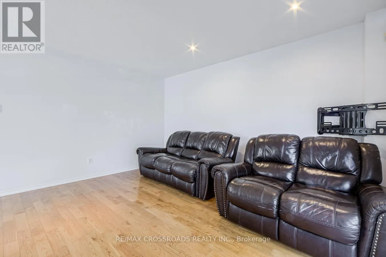 3 BRIMFOREST GATE