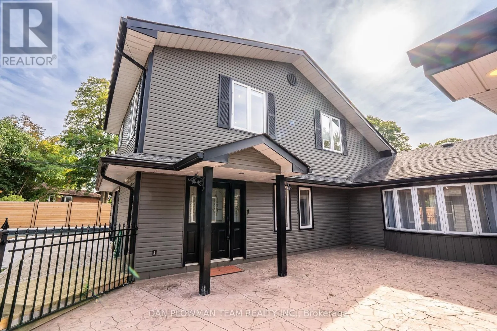 1007 DUNLOP STREET E