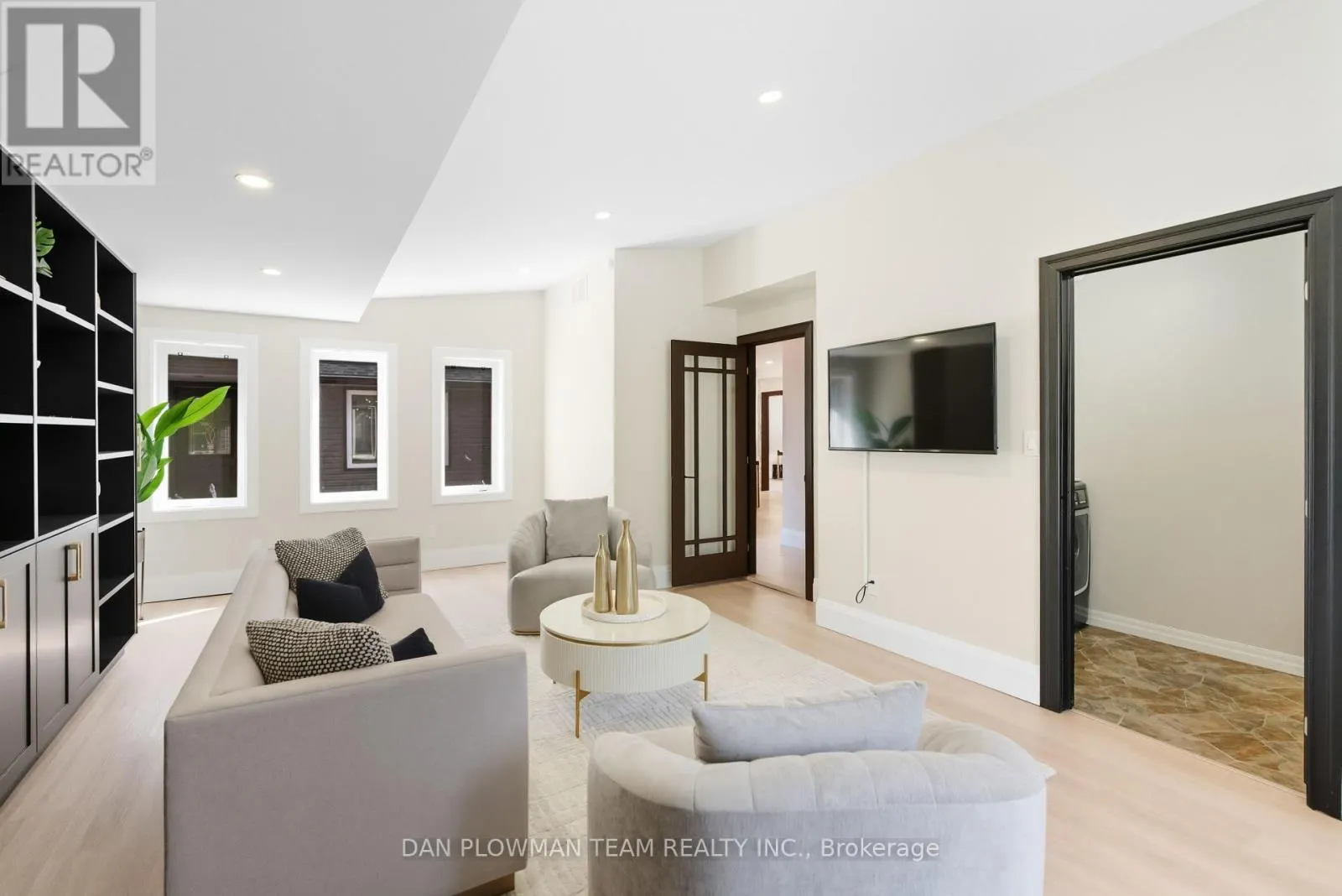 1007 DUNLOP STREET E