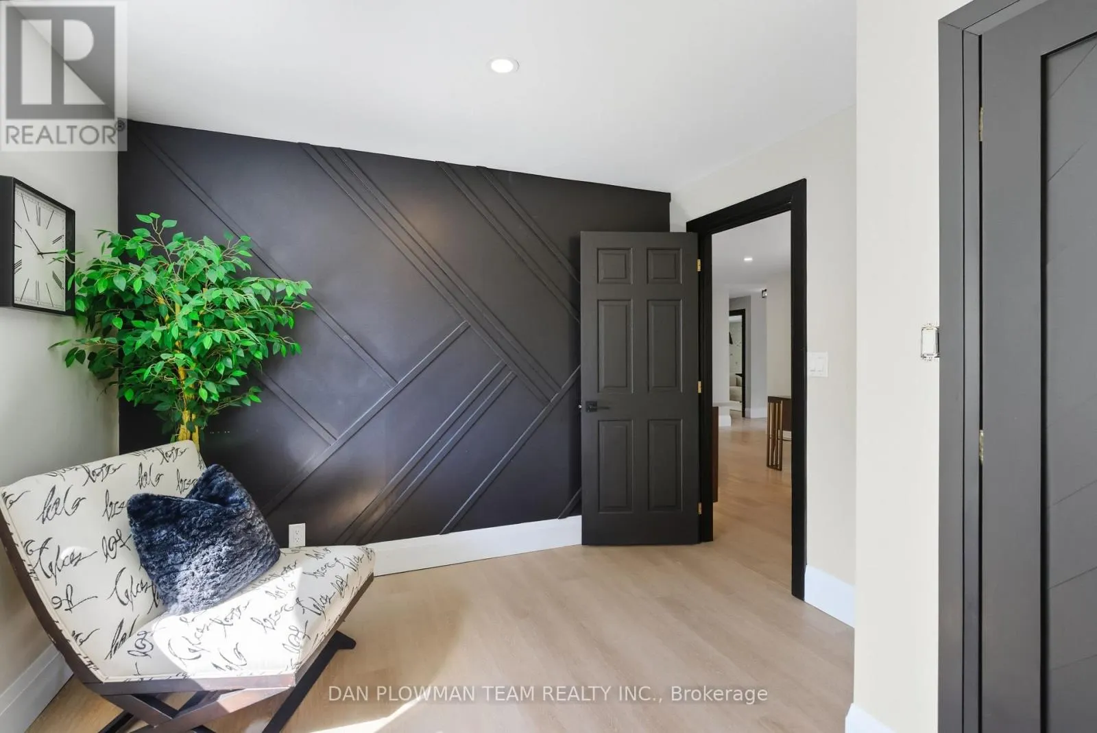 1007 DUNLOP STREET E
