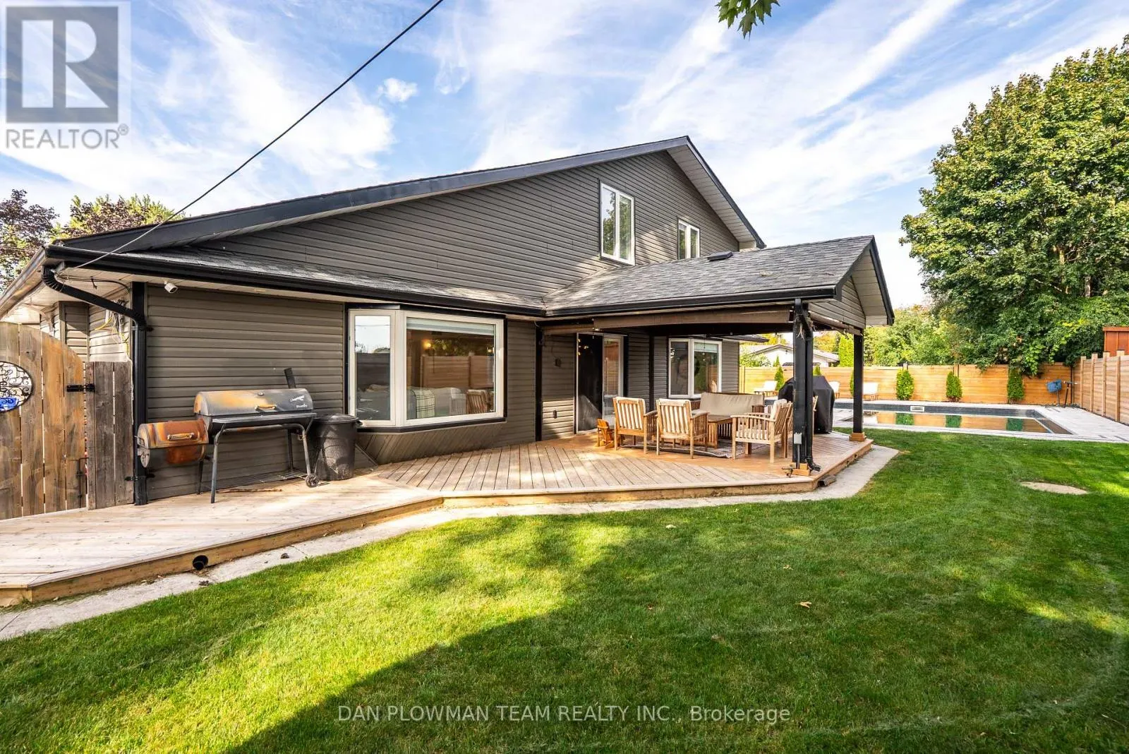 1007 DUNLOP STREET E