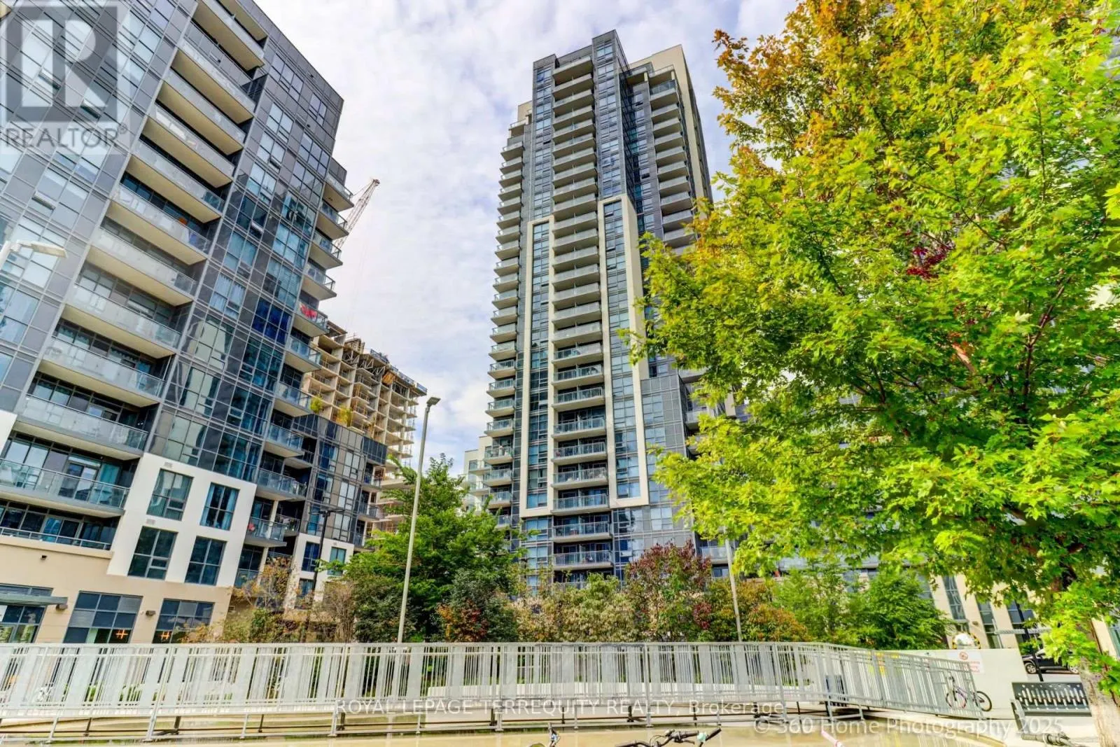 326 - 20 MEADOWGLEN PLACE