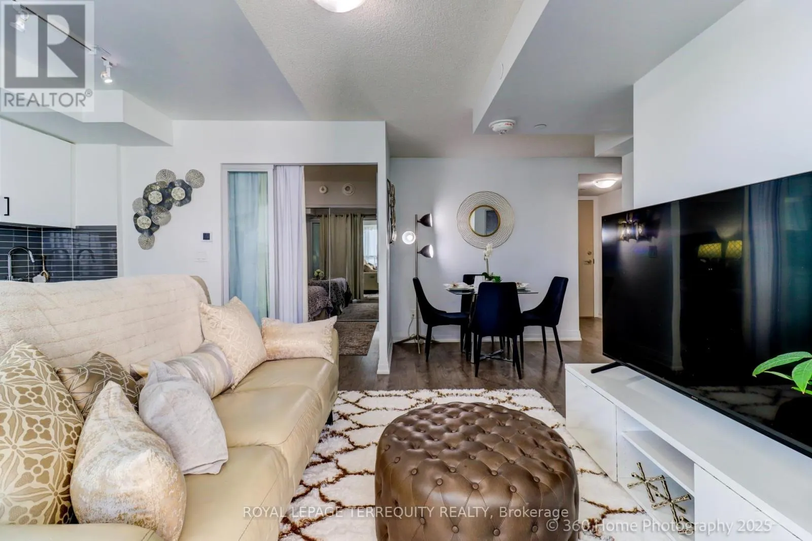 326 - 20 MEADOWGLEN PLACE