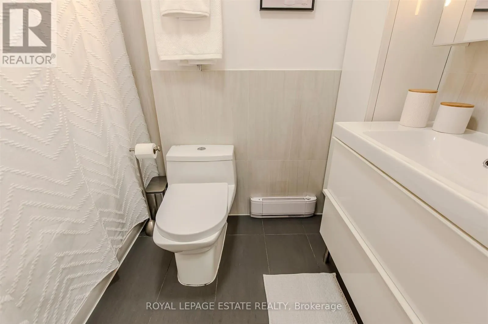 32 - 1209 QUEEN STREET E