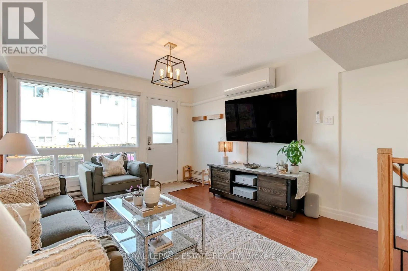 32 - 1209 QUEEN STREET E