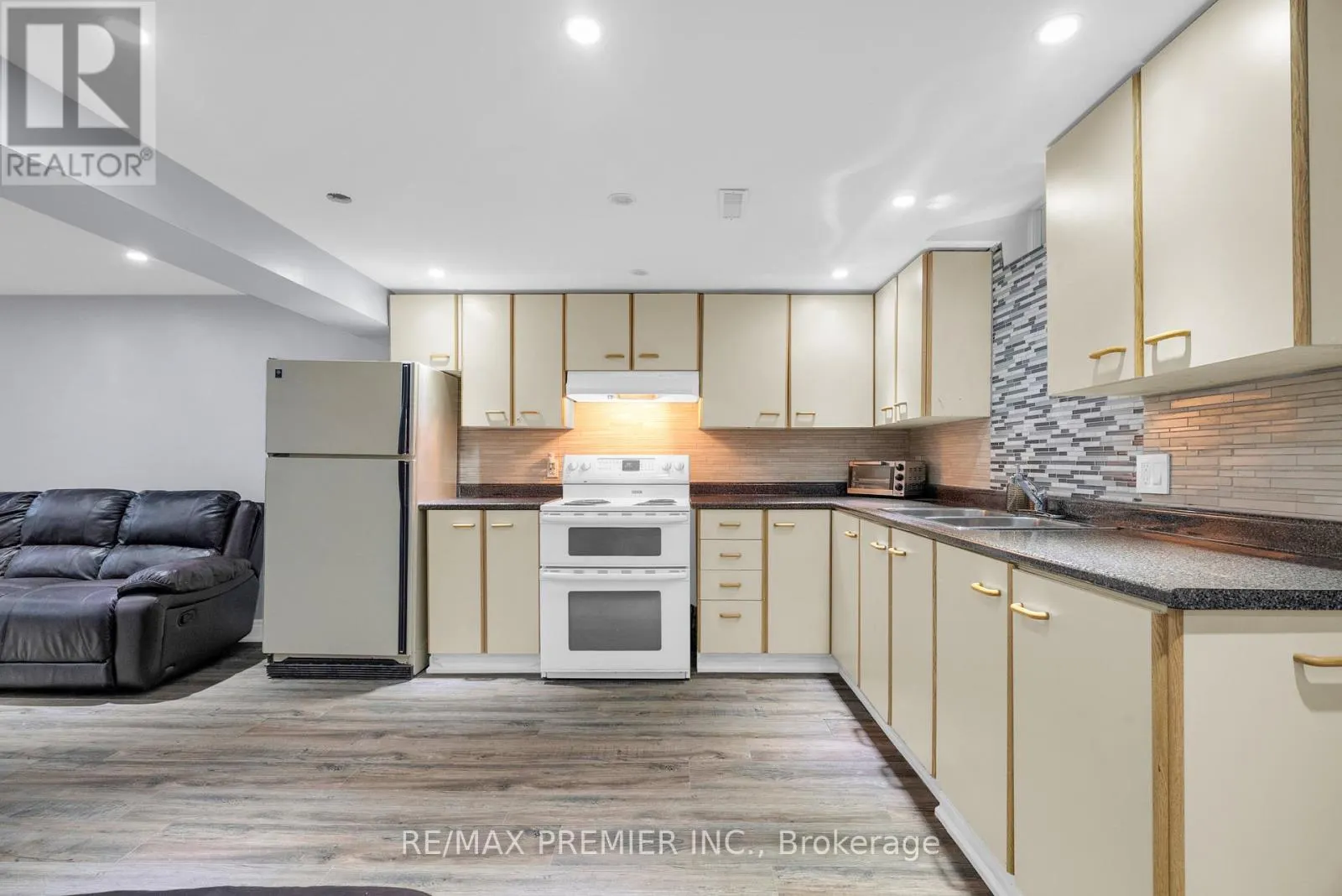 59 GLENABBEY DRIVE