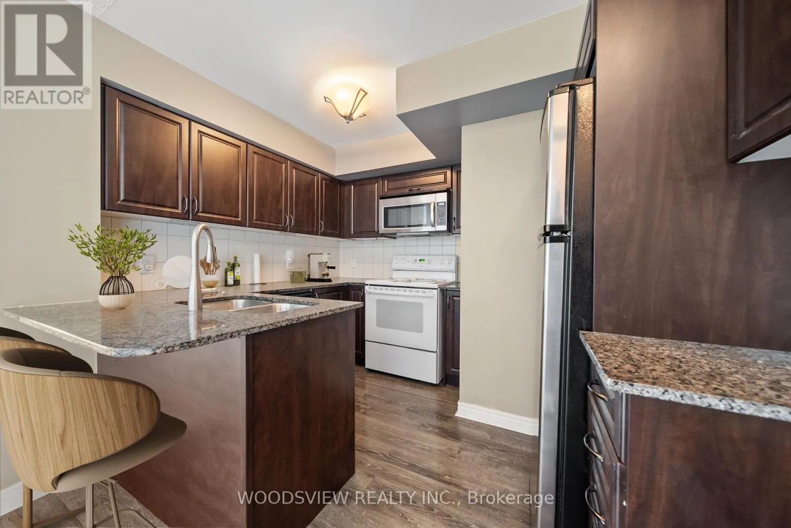 233 - 60 FAIRFAX CRESCENT