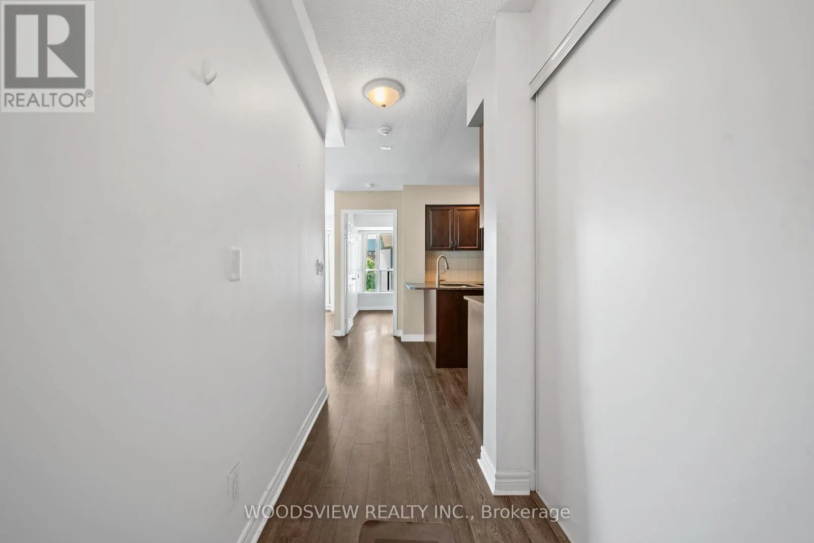 233 - 60 FAIRFAX CRESCENT