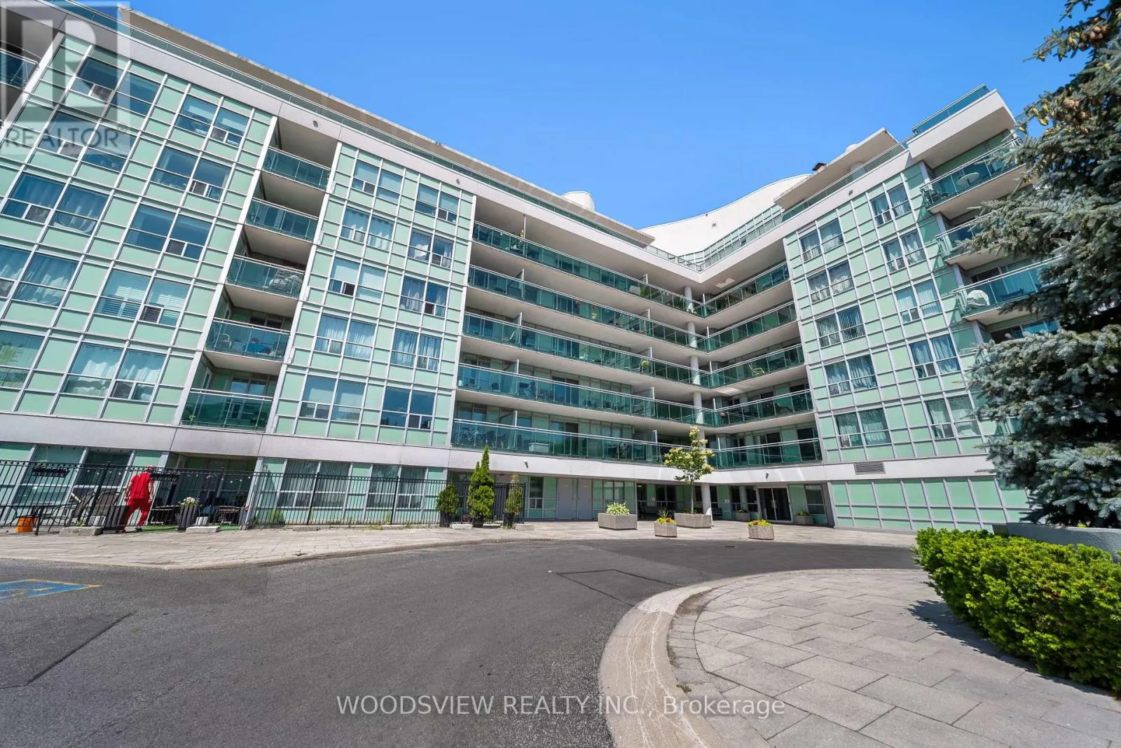 233 - 60 FAIRFAX CRESCENT