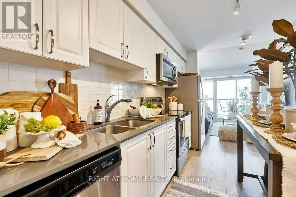 1303 - 1255 BAYLY STREET E