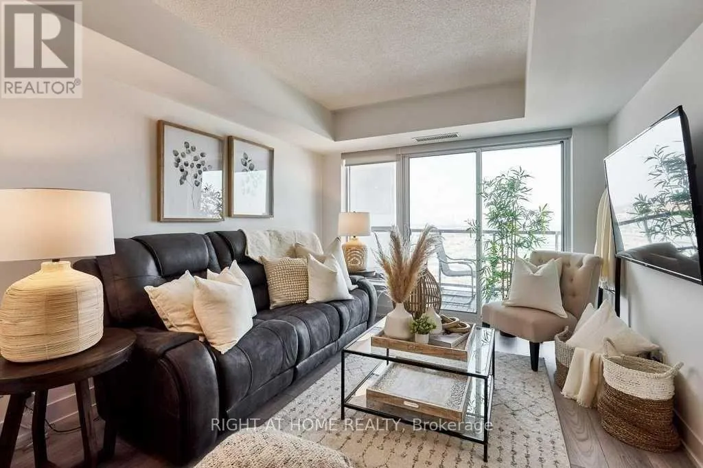 1303 - 1255 BAYLY STREET E
