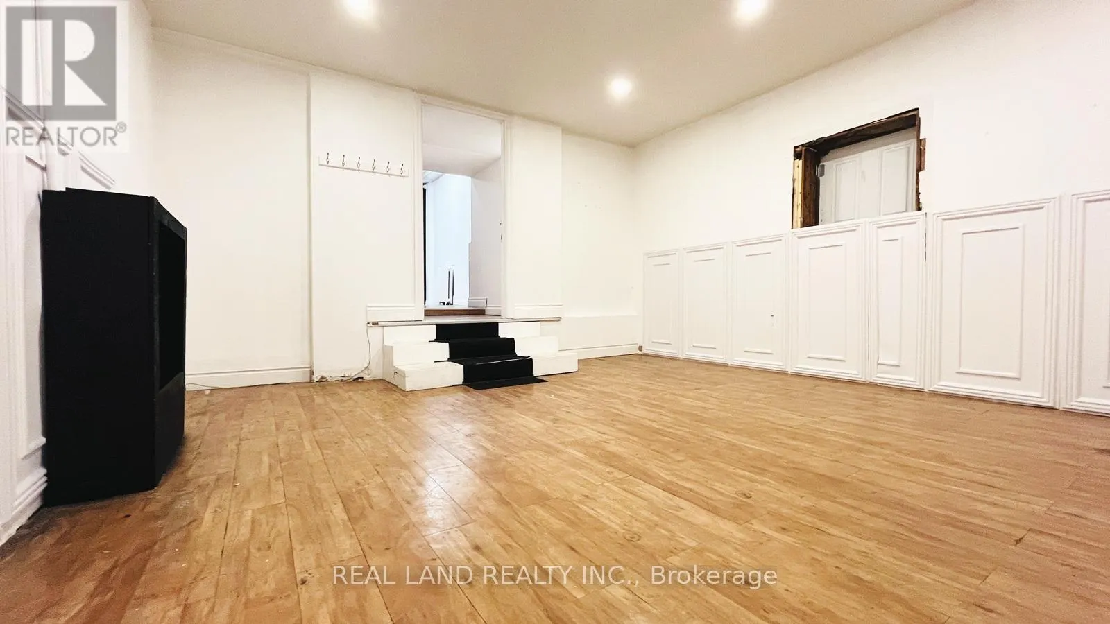 33 KING STREET E